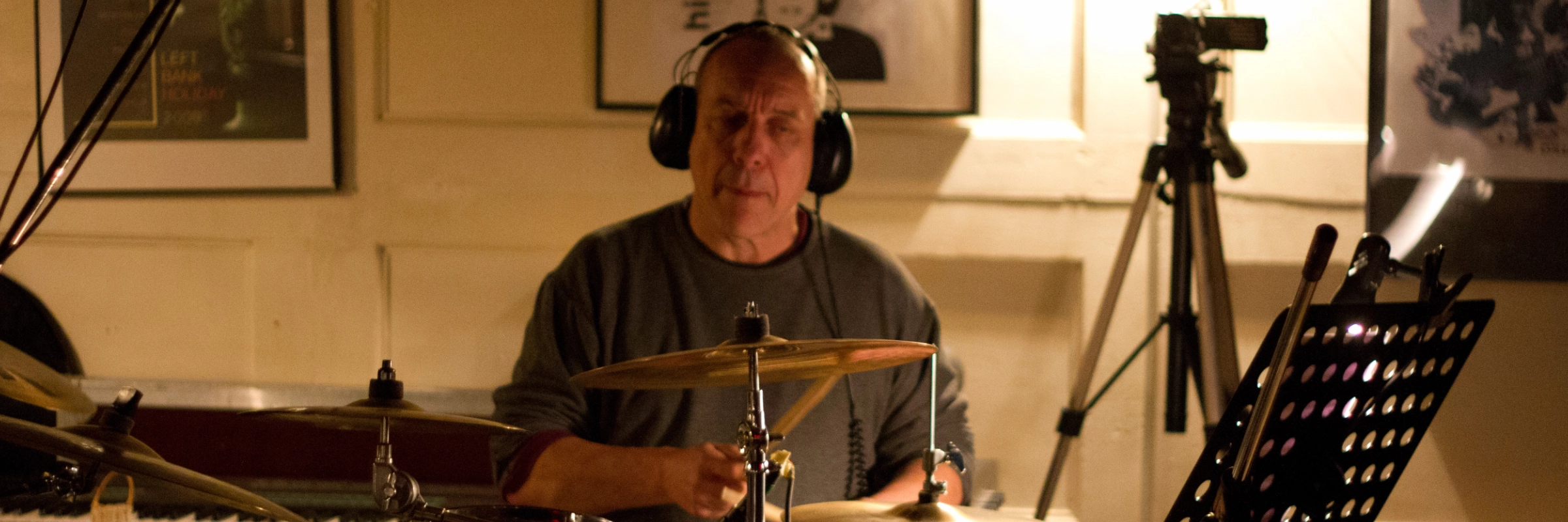 Alain Rieder jouant en studio